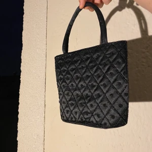 Classy väska! - Väska med fina detaljer! Bra skick 💖 om fler är intresserade sker budgivning ❤️ möts på söder annars står köparen för frakt på 59kr!