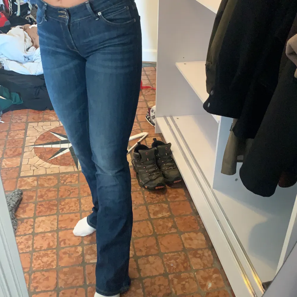 Mörkblå jättefin tvätt från lee, säljes endast pga att de är fööör långa för mig! Superfin lagom bootcut och låga i midjan. Frakt tillkommer! 🌸. Jeans & Byxor.