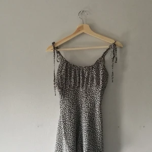 Byxdress NA-KD - 🌸🌸🌸 stl. 36. Söt byxdress som sitter snyggt och fin puff runt bysten med tunna band över axlarna.🌸🌸🌸 knappt använd! Väger lite så frakten är billigt!