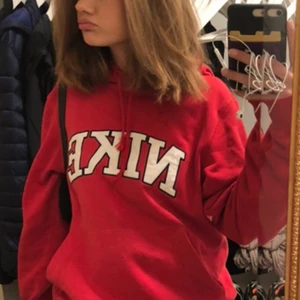 Röd Vintage Nike Hoodie - Intressekoll på denna riktigt feta Nike hoodien! Köpt på beyond retro för 400 kr, passar XS-M. Jag har oftast S. Säljer endast för bra priser, buda i kommentarerna!💕 Budgivning avslutas måndag kväll! Högsta bud: 490 kr😊