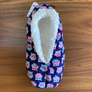 Nya inomhus anti-slip strumpor / tofflor - Nya inomhus anti-slip strumpor / toffel, oanvända, köpte i USA, passar 36-39, supermjuk och varm 🥰🥰 
