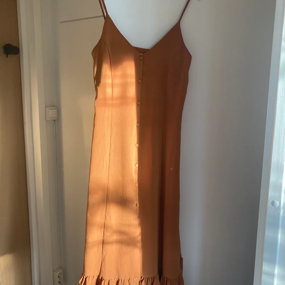 Fin klänning i senapsgult, perfekt till hösten! Köpt för 400, säljer för 200. Storlek 36. . Klänningar.
