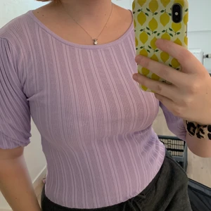 topp - pastellila topp från mango. endast provad. frakt tillkommer på 40kr