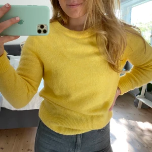 Stickad tröja  - Stickad tröja från H&M, använd en gång!! Jättemysigt material, passar S/M🧸🧸 frakt tillkommer💕