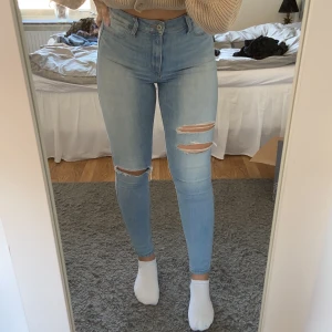 Raka jeans från hollister - Ljusblåa jeans med hål från hollister. Väldigt mjukt och stretchigt material. Strl W 28, L 28. Säljer för 120kr + 60kr frakt