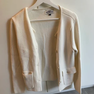 Stickad kofta  - Cardigan från kappahl. frakt tillkommer på 60kr