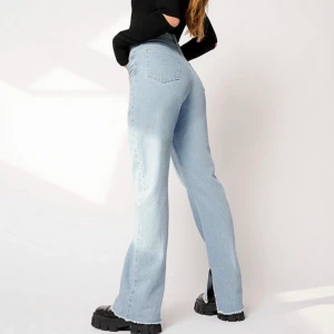 Utsvängda jeans från Hanna Schönbergs kollektion - Säljer dessa snygga utsvängda jeans med slits nedtill från Hanna Schönbergs kollektion med NAKD. Köpta på Plick för några månader sedan men dom kommer tyvärr inte till användning 💙 Kan skicka fler bilder vid intresse! 