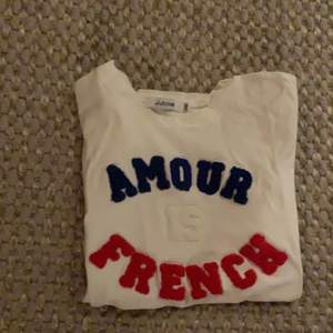 En vit t Shirt med trycket amour is French. Aldrig använd. Från märket Jubylee i storlek S/M. 