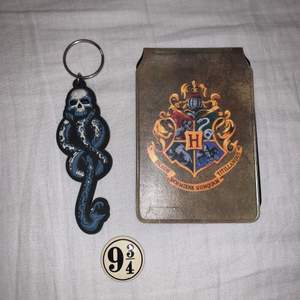 Harry Potter nyckelring (20kr), Hogwarts/Gryffindor korthållare (20kr), Knapp (såld). Nyckelringen och korthållaren tillsammans = 35kr 