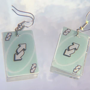 UNO ÖRHÄNGEN 🧩💙 - Själva kortet är 3cm och gjort av resin! ✨ dessa och rosa finns! 🤍 FRI FRAKT🤍 örhängena jag har på bilden är inte till salu utan används bara som exempel!