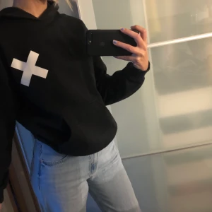 Supercool collusion hoodie - Säljer denna coola collusion hoodien som jag köpte på asos, strl XS, står collusion på ärmen. Frakt på 63kr🤪