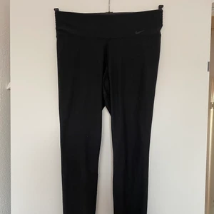 Träningsbyxor nike - Ett par skitsnygga grå-svarta träningsbyxor från Nike! Normalhög midja, ett ”tygliknande” träningsmaterial, superstretchigt och bekvämt, kan också användas till leggings/mjukistajts! Formar rumpan jättefint💕Frakt ingår i priset!