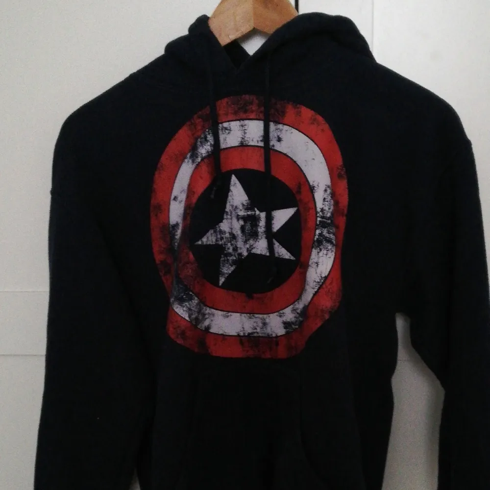 Captain America hoodie köpt för några år sedan på sweet love and sugar i malmö. Står small men är väldigt liten i storleken så jag hade sagt sx. Hoodien är mycket blåare i verkligheten. Kan mötas upp i malmö❤️. Hoodies.