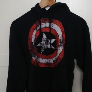 Captain America hoodie - Captain America hoodie köpt för några år sedan på sweet love and sugar i malmö. Står small men är väldigt liten i storleken så jag hade sagt sx. Hoodien är mycket blåare i verkligheten. Kan mötas upp i malmö❤️