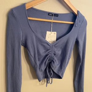 Zara topp - super söt zara topp. helt ny med lappen på! aldrig använd. köparen står för frakten 