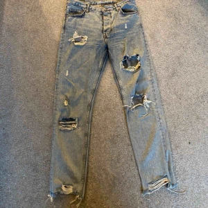  - Så snygga jeans som verkligen sitter perfekt på! Så fina slitningar och går ned till fötterna på mig som är 164. Köparen står för frakt💖