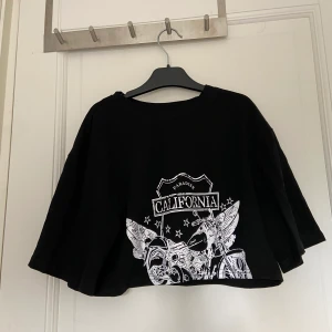 Populär magtröja från Shein 🤓 - HELT NY! Tog nyss upp ur paketet men var ej som jag tänkt!! 🤩 passar xs/s 