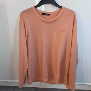  - En assnygg acne tröja i rosa färg. Skulle säga att storleken är allt från S-L beroende på hur man vill att den sitter. Köparen står för frakt 