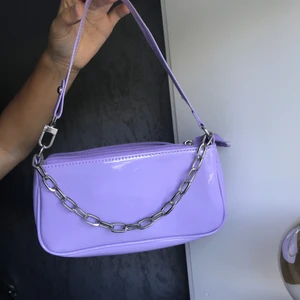 Väska från shein  - SÅLD Använd 2 gånger. Säljer pga att den unge kommer till användning längre. Den är i bredd 21cm lång😊 Budgivning i kommentarerna eller till mig privat. (Budet är på 110kr+frakt just nu) Frakten är 44kr. Budgivningen slutar 27/9❣️