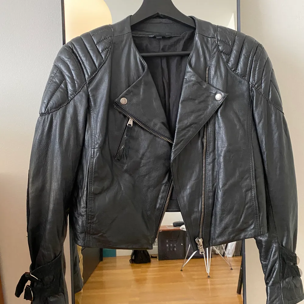 Short leather jacket, brand Acne, black, size 36. Vey good condition . Jackor.