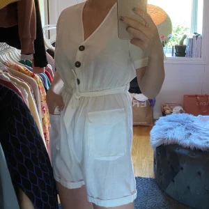 Byxdress HannaLicious - Vit linnebyxdress från HannaLicious kollektion med NA-KD. Använd 1 gång. Är i nyskick. Ej genomskinlig🦋 skriv i dm vid frågor eller intresse⚡️💕 Pris kan diskuteras🧚🏼 Frakt tillkommer 63kr spårbart.