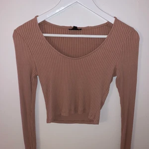 Beige långärmad tröja - Detta är en beige/rosa långärmad tröja. Den är rätt så tight och ganska kort. Det är storlek 36 och rätt bra skick!