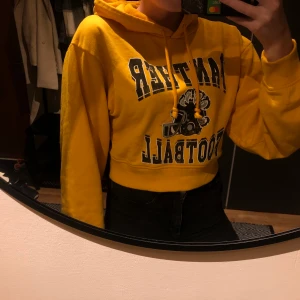 Huvtröja stl S🌸 - Gul huvtröja från bikbok i stl S! I bra skick då den endast är använd 2 gånger. Köparen står för frakt