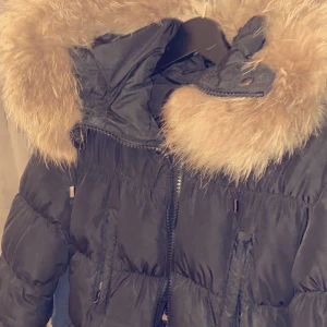 Hollies jacka strl: 36 - Helt ny och i ett bra skick (priset kan diskuteras!)