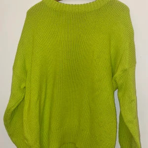 Neongrön tröja - Stickad tröja i en härlig neongrön färg från Stay, Köpt på carlings. Endast testad, finns några lösa trådar på den. Storlek L, oversize på mig som vanligtvis har L. Frakt tillkommer! :)