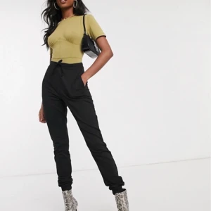 Helt ny byxa - Storlek 34/36 Köpt på ASOS, aldrig använda endast testade. Säljer för kommer ej till användning. 