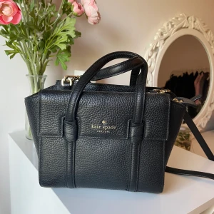 Late spade väska - Säljer nu min älskade Kate Spade väska! Så himla snygg och bra väska, kan användas som långt band men också utan. Köpt på jolina i borås för närmare 5000;-