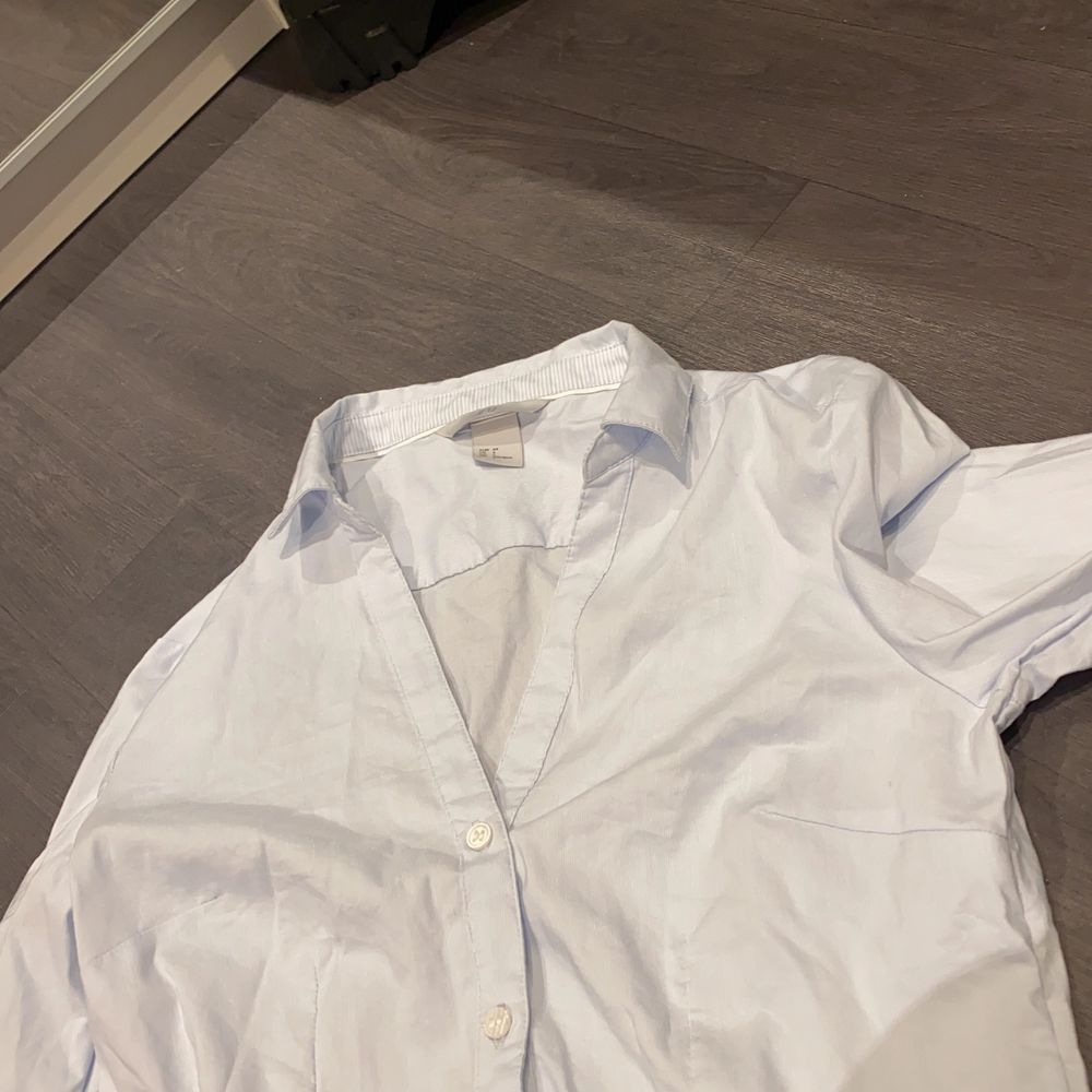 Ljusblå skjorta från H&M. Använd 1 gång så är i bra skick! . Skjortor.