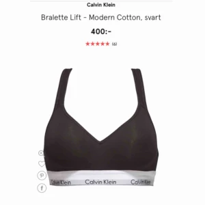 Calvin Klein topp - 🖤🖤Säljer denna svarta bralette lift från Calvin Klein. Den är så gott som ny då jag har använt den max 2 gånger. NYPRIS: 400kr Köparen står för frakten <3