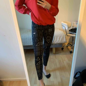  - Skitsnygga tights från Nike (Nike running) perfekta för dig som gillar att springa utomhus då det är reflexer över hela byxorna. Knyts i midjan. Finns ficka i bak. Frakt ingår ej. Skicka meddelande om ni har frågor eller vill ha fler bilder.