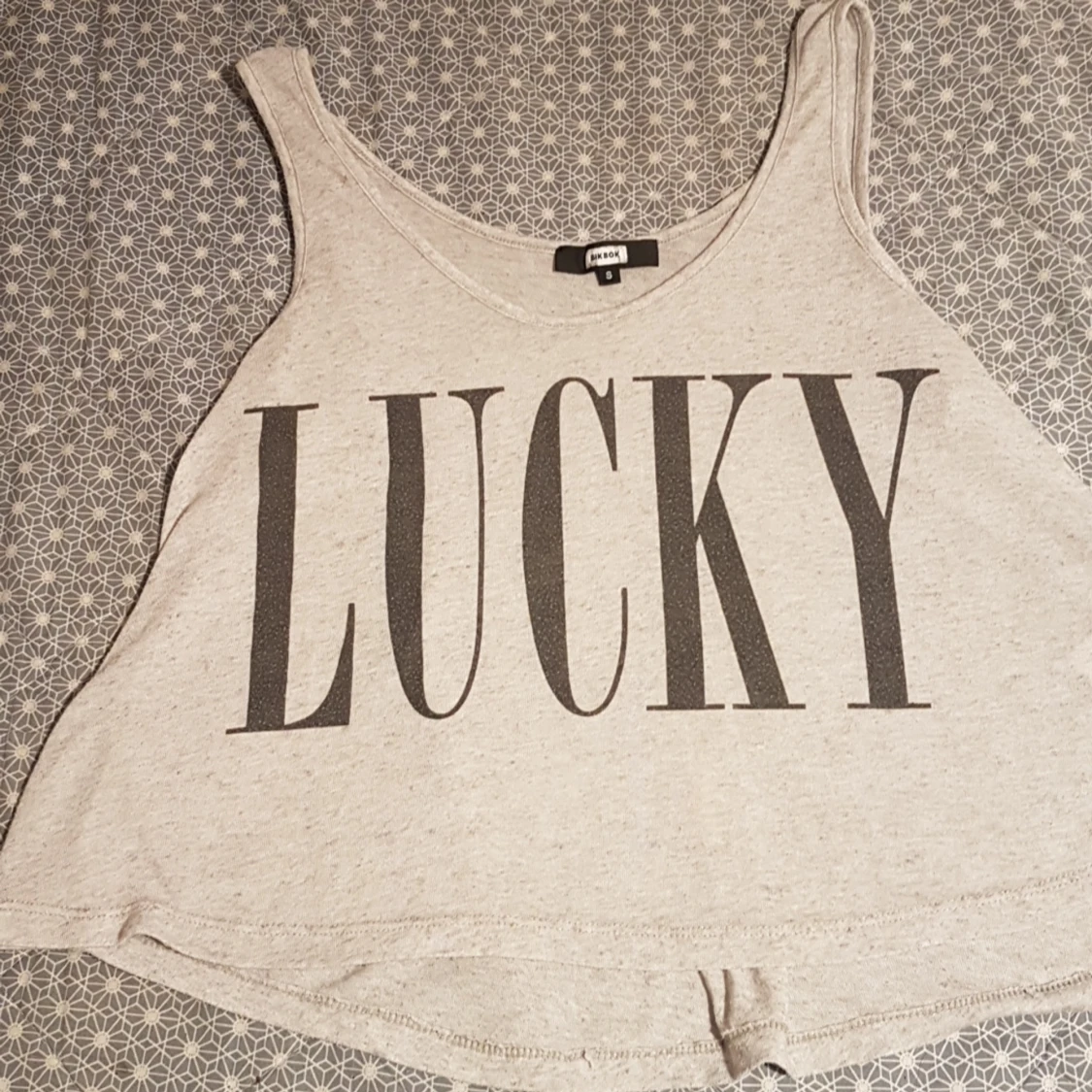 Ett grått lime med text.