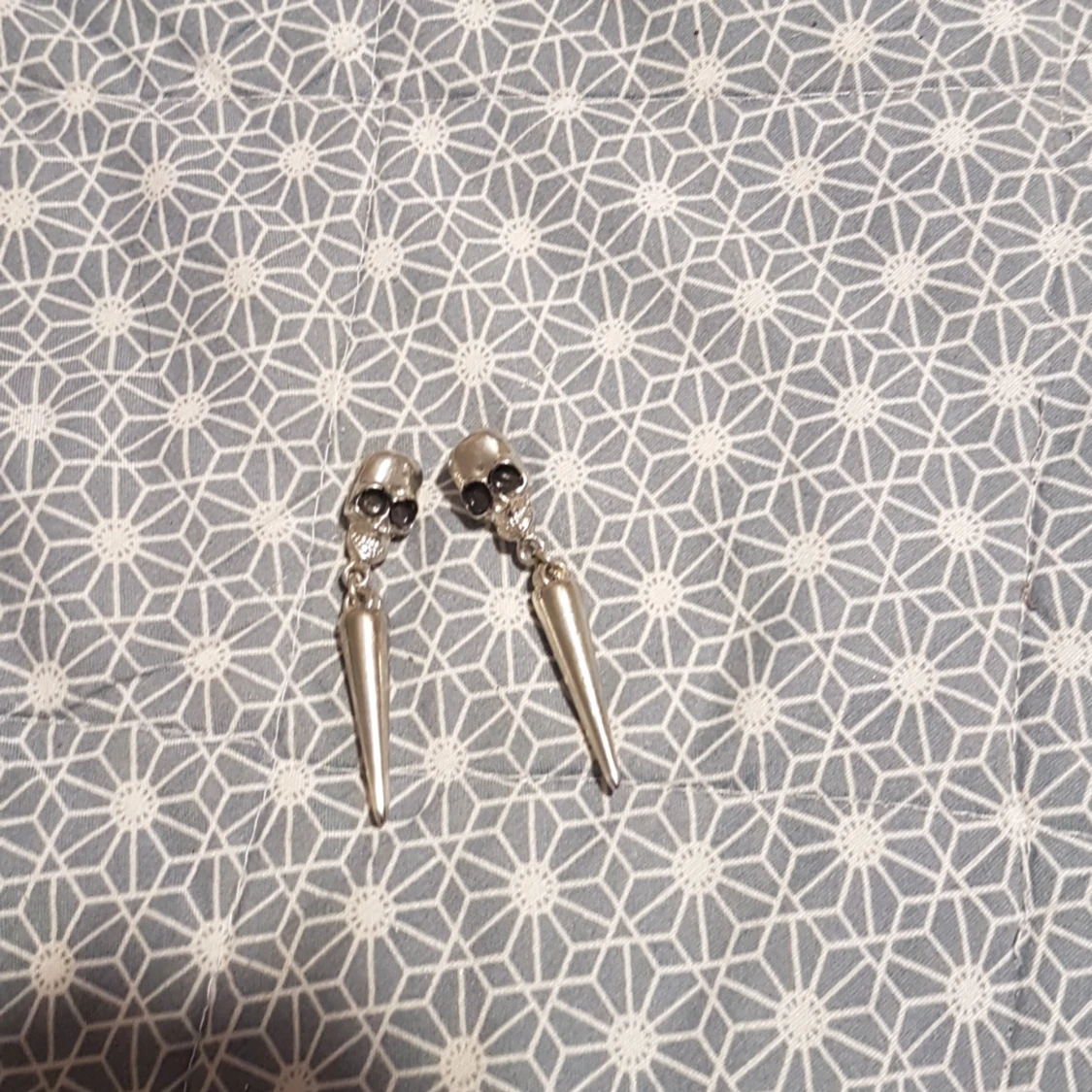 Ett par dödskalleörhänhen  - 90