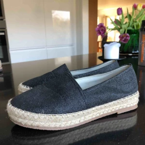  - Svarta och glittriga skor i storlek 39! Använt ca 2 gånger