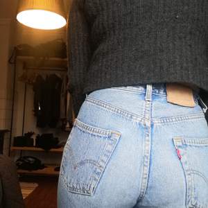 Levis mom jeans, från 90 talet skicket är dunder, för utmon att levis märket bak har nöds bort nästa. Annars supr fina har dom klippt dom ner till så passar om man är lite kortare run 160-165 skulle jag säga