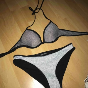  - Bikini som är lite missfärgad på överdelen till skillnad från underdelen. Toppen är i storlek xs med pushup och underdelen storlek S 
