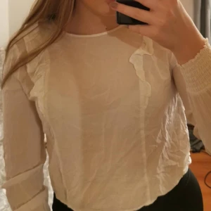 Vit blus🌟 - Knappt använd, vit jättefin blus från gina. Storlek 38, pris 100kr inklusive frakt