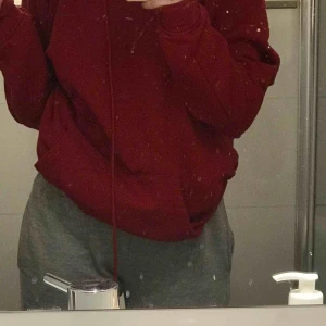  - jätte snygg vinröd hoodie köpt på carlings, nypris 599kr. säljer för 300kr , pris kan diskuteras. Oversized i en storlek medium och är jätte varm och mysig 🥰