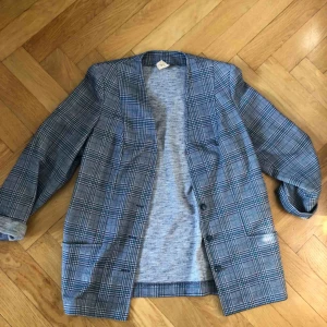  - Jättefin blårutig kavaj i stl xs. Köpt second hand. Har små axelvaddar, vilka enkelt kan tas bort. 