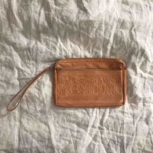 Handväska - Skitcool väska/clutch. Inga mer fack inuti utan det är bara ett enda stort fack. Dragkedjor funkar bra! Betalning via swish innan paketet skickas och frakten (44kr) ingår i priset❤️