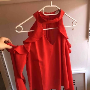  - Så härlig blus i en jättefin röd färg! Knappt använd. Står storlek 8 men jag skulle säga att det är en S❣️