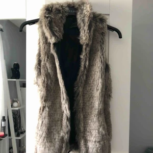  - Superfin och gosig fejkpälsväst från Only. Det finns ett bälte som syns på andra bilden som tillkommer. Supersnygg nu till våren och passar bra till hösten också. 