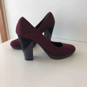  - Snygga högklackade skor✨✨✨ •Märke Marco Tozzi •Storlek 40 •Använda vid ett tillfälle •Mockaimitation •150 kr 🚫Djurfritt och rökfritt hem 📍Kan mötes upp i Mölnlycke/Göteborg eller 📬Kan skickas mot fraktkostnad(63 kr-skicka lätt)