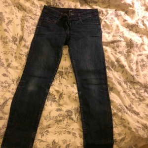 Blåa jeans - Fina mörkblåa jeans i storlek 36 från HM. Använda men fortfarande i fin kvalité. Finns två ränder längst ned som man ser på andra bilden.🦋 frakten kostar 66 kronor 