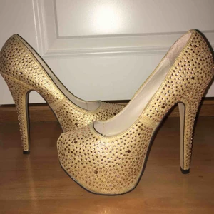  - Säljer dessa klackskor, som aldrig är använda. Jag kan inte gå i klackar så jag vet inte vad jag tänkte när jag köpte dom. Köpte dom för ca 6-7 år sedan. •Köparen står för frakt!