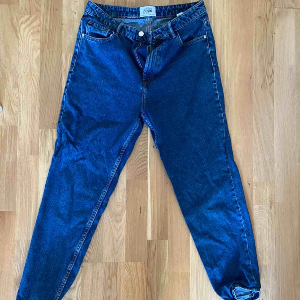 Jeans från Zara säljes. De är raka och midjehöga. Snygg blå jeansfärg. De är i fint skick.   . Jeans & Byxor.