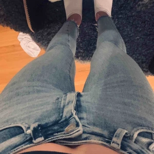  - Säljer ett par super fina jeans pga för små, använda sparsamt och sitter jätte bra.
